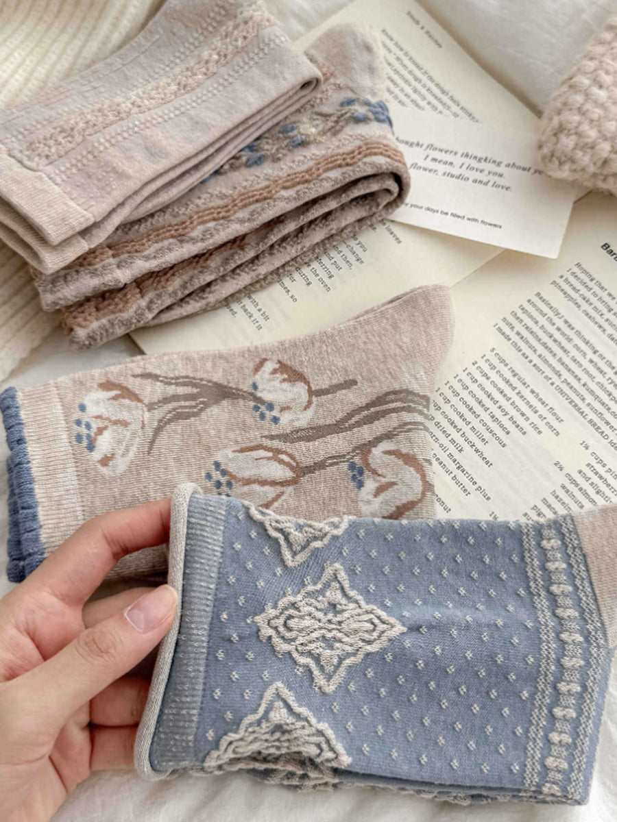 4 Pairs Women Vintage Cottagecore Seamless Cotton Mid-Calf Socks